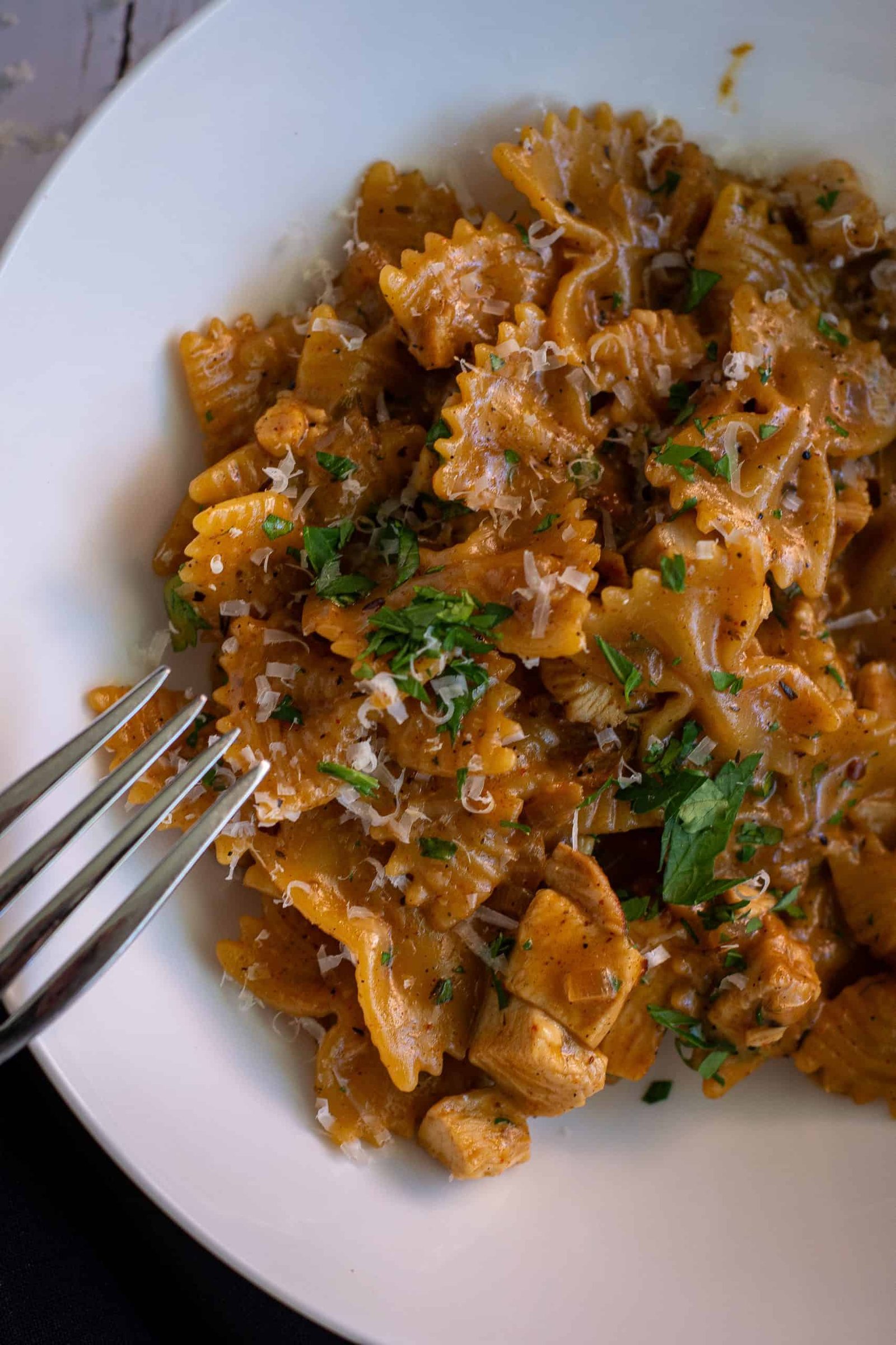 birdseye view of delicious blackened chicken pasta